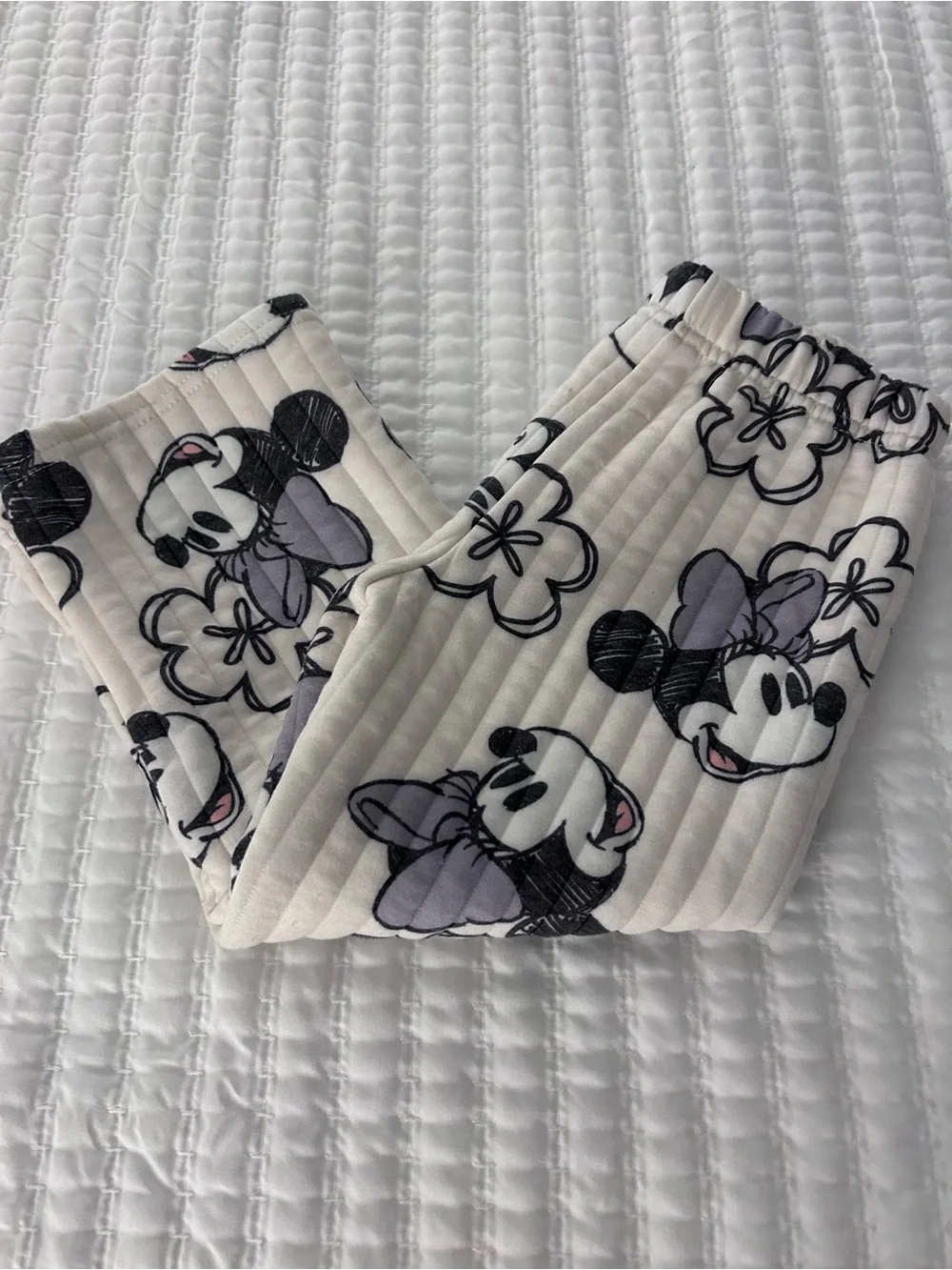 Disney Cream Minnie Mouse Floral Quilted Pajama Set. Size 4T